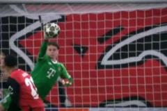 39歲的諾伊爾抬頭望去，滿眼都是自己年輕時的樣子......