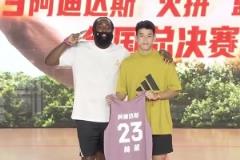 希望日后球場相見！此前哈登在阿迪活動 親手給林葳送23號球衣