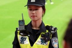 這顏值這氣質(zhì)！上海德比大戰(zhàn)賽場上的新警小姐姐，警花沒跑了