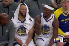 大勝就是開(kāi)心！庫(kù)里和巴特勒在板凳席上與助教有說(shuō)有笑的