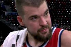 快船最硬祖尼爾！你小子，嘴角AK都快壓不住了