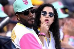 小卡攜女友觀賽 向鏡頭打招呼這手真是大??！