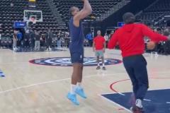 真就機(jī)器人啊！小卡賽前熱身中距離 80秒鐘一個(gè)不丟