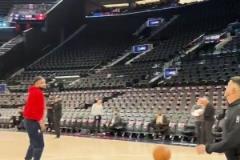 標(biāo)準(zhǔn)鏡準(zhǔn)備好了！小卡賽前翻身中距離彈無(wú)虛發(fā)！