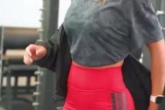 安東內(nèi)拉社媒曬廣告視頻，37歲了身材曲線依舊完美