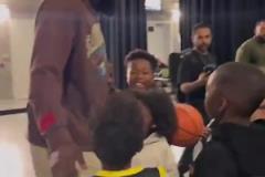 哈登賽后對小朋友：聽你們家長的話，總有一天你們也會打進NBA