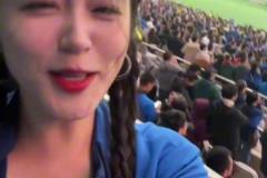 于漢超打進(jìn)扳平進(jìn)球，看臺(tái)上的申花美女球迷可激動(dòng)壞了！