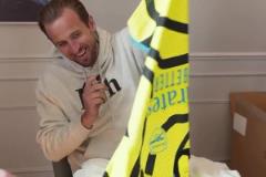 終身死敵！凱恩簽名時突然冒出來一件阿森納球衣，猶豫片刻后丟掉