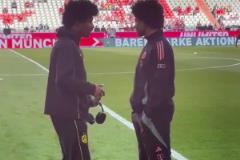 一模一樣的蓬蓬頭！一時(shí)分不清阿德耶米和格納布里了！