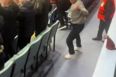 可惜今晚沒奇跡！維拉讓2追3險(xiǎn)些完成逆轉(zhuǎn)，球迷在進(jìn)第3球后沸騰