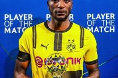 滿臉寫著高興吉拉西戴帽仍出局，領(lǐng)取全場最佳時面無表情