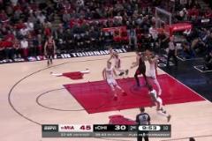 李凱爾籃下窒息防守成功搶斷，隨后快攻反擊喂餅韋爾暴扣得分！