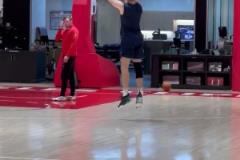 進入備戰(zhàn)狀態(tài)！哈登和博格丹在快船全隊訓(xùn)練后，留下加練投籃