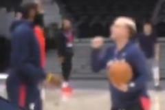 開小灶！范甘迪和哈登討論防守細節(jié) 登哥的切球果然有練