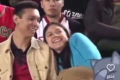 當(dāng)面綠？kisscam男朋友不愿意親嘴，被身后男子撿到機(jī)會