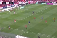 隊(duì)友都看跪了！J聯(lián)賽橫濱后衛(wèi)離譜失誤，助攻對(duì)手打進(jìn)空門