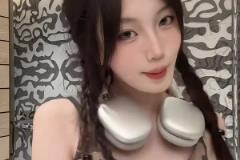 壞了依帆知道自己有姿色了，這是拜仁輸球了開始放飛自我啦