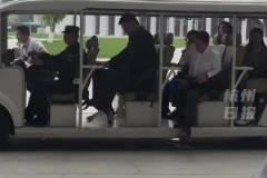姚明現(xiàn)身杭州西湖大學(xué) 坐在觀光車(chē)上頭都碰到頂了
