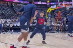 大戰(zhàn)在即！哈登賽前熱身練后撤步三分 秀起了花哨的小腳步