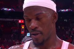 看來(lái)今天真累了！庫(kù)里賽后接受奧尼爾采訪：再也不想投三分了