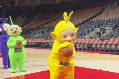 有本事繼續(xù)帽我啊！巴特勒挨了阿門一帽后自投自搶，繼續(xù)迎著阿門中投還以顏色