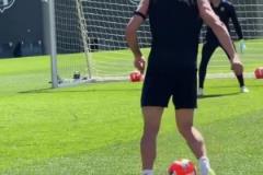 四兩撥千斤！亞馬爾訓(xùn)練中輕巧躲過隊友鏟球