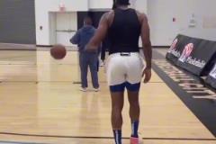 登哥現(xiàn)在常用的撤步三分動(dòng)作，有可能吹走步嗎？