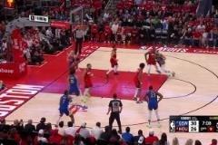 這就是勇士的硬解能力！巴特勒面對前有伊森后有阿門的防守，依舊拋投打進(jìn)！