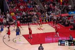 三分的神！庫(kù)里無(wú)視阿門(mén)防守扔進(jìn)神仙三分！阿門(mén)無(wú)語(yǔ)：這我還能怎么防？