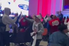 終場(chǎng)哨響快船主場(chǎng)外球迷陷入狂歡下一場(chǎng)直覺(jué)巨蛋見(jiàn)