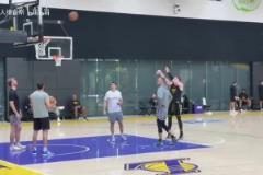 克內(nèi)克特重回輪換？湖人隊(duì)內(nèi)訓(xùn)練：東契奇打賭失敗被罰做俯臥撐！