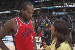 今天這紅色球衣像不像當(dāng)年的猛龍小卡？賽后接受采訪(fǎng)依舊一臉平靜，果然機(jī)器人呀！