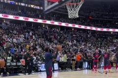 登哥示意來個大風車！小瓊斯：收到指令！起飛！