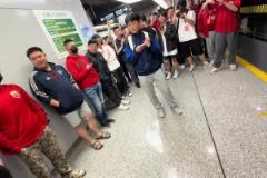 還好相安無事！落單申花球迷旁，一群海港球迷