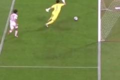 都開始明著演了？J聯(lián)賽浦和紅鉆門將締造史詩級(jí)烏龍