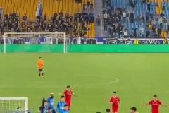中甲南通vs重慶爆發(fā)沖突，工作人員抄起板凳就砸過去了