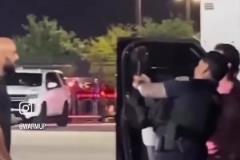 警察和梅西一起合影，保鏢在旁邊一直盯著