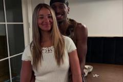 亞歷山大不僅是聯(lián)盟第一后衛(wèi)，場(chǎng)下和女友的關(guān)系也很好哇