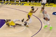 范德彪被迪文肘倒反被吹防守犯規(guī)！雷迪克直接挑戰(zhàn)成功改判！