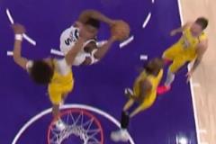 狼王亮獠牙！愛德華茲直殺禁區(qū)，滑翔折疊擰身隔扣海斯