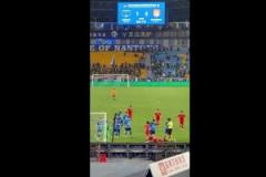 太嚇人了！中甲比賽，工作人員拿板凳砸球員，幸好沒砸到