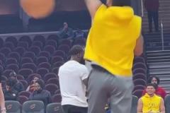 下一場雙雙爆發(fā)？哈登博格丹加練投籃視頻7分鐘純享版！