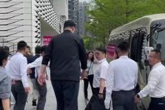 2米26什么概念？在姚明面前，中巴車(chē)簡(jiǎn)直成了小面包