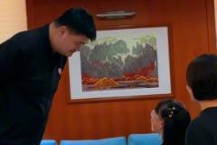 小朋友：我是叫你先生還是老師？姚明幽默回應(yīng)：下次叫我小姚就行