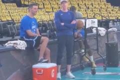 看著自己親手組建的陣容！雷霆賽前熱身時(shí)普雷斯蒂和教練閑聊！