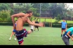 身體恢復(fù)得不錯(cuò)！文班亞馬化身后衛(wèi)和朋友踢野球