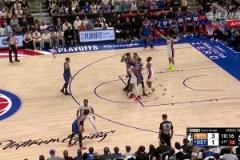 上來火氣就這么大！唐斯卡位中與哈里斯發(fā)生爭執(zhí)，兩人互噴垃圾話