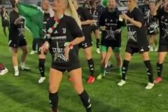 尤文女足奪聯賽冠軍后，足壇最性感女球員萊曼領舞慶祝