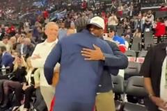 夢(mèng)回18年的火箭！哈登和保羅今日賽前擁抱！