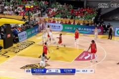 炸裂啊！張鎮(zhèn)麟變向晃開(kāi)防守直殺內(nèi)線(xiàn)，雙臂隔扣胡金秋！